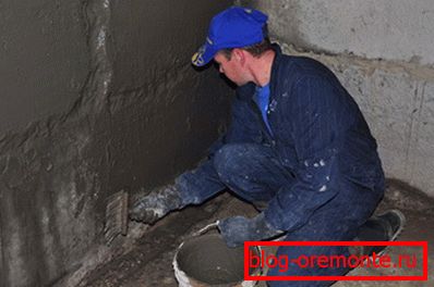Нанясенне вільгацятрывалага раствора на сцены склепа Нанясенне вільгацятрывалага раствора на сцены склепа