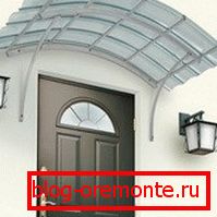 Казырок з полікарбаната на металічным каркасе навес над уваходнай дзвярамі