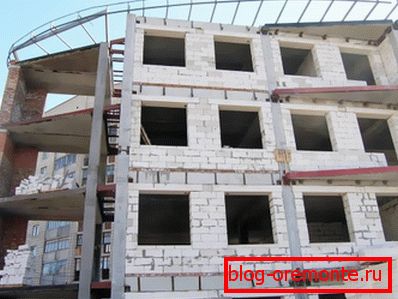 Апорныя сцены з газобетонных блокаў у шматпавярхоўцы Апорныя сцены з газобетонных блокаў у шматпавярхоўцы