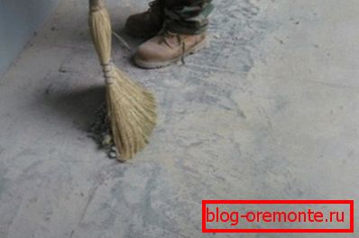 Абяспыльвання бетоннай падлогі сваімі рукамі і венікам Абяспыльвання бетоннай падлогі сваімі рукамі і венікам