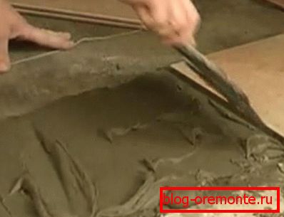 Нанясенне замацоўваючай і сьцявярджаючай сумесі абліцоўванне пліткай ганка