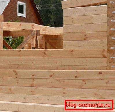 Аконныя праёмы ў хаце з бруса не патрабуюць дадатковай армоўкамі Аконныя праёмы ў хаце з бруса не патрабуюць дадатковай армоўкамі