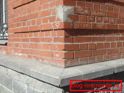 Рэшткі цэменту сур'ёзна псуюць знешні аблічча будынкаў Рэшткі цэменту сур'ёзна псуюць знешні аблічча будынкаў