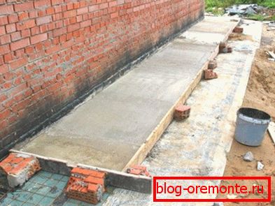Отмостка вакол дома з характэрным ухілам Отмостка вакол дома з характэрным ухілам