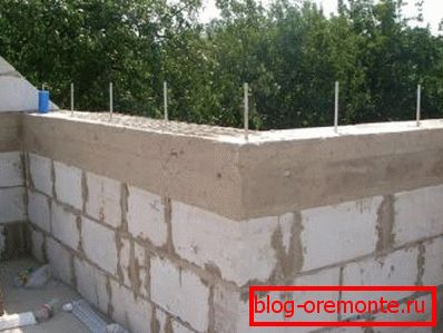 Пад мауэрлат па верхнім боку сцен выкладзены жалезабетонны пояс. Пад мауэрлат па верхнім боку сцен выкладзены жалезабетонны пояс.