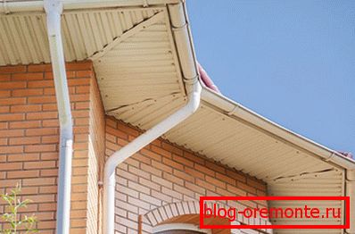Як профнастилом падшыць карніз