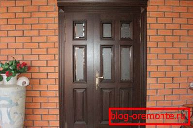 Паўтарачнае дзверы на ўваходзе ў дом