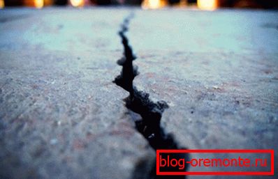 З'яўленне расколін - частая з'ява пры працы з бетонам. З'яўленне расколін - частая з'ява пры працы з бетонам.