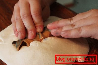 Пры наяўнасці гатовага ўзору форму можна зрабіць вельмі проста, вырабіўшы папярэдні адбітак у мяккім матэрыяле Пры наяўнасці гатовага ўзору форму можна зрабіць вельмі проста, вырабіўшы папярэдні адбітак у мяккім матэрыяле