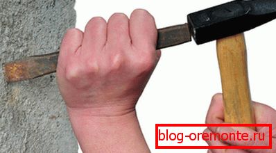 Пры працы з сітаватым матэрыялам можна выкарыстоўваць нават простае зубіла і малаток Пры працы з сітаватым матэрыялам можна выкарыстоўваць нават простае зубіла і малаток