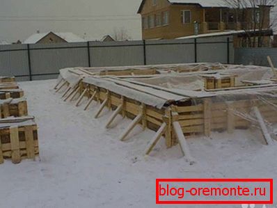 Пры працы ў халодныя поры года ў склад дадаюць асадкі, якія павышаюць тэмпературу замярзання вады, але соль у такіх растворах выкарыстоўваць не рэкамендуецца Пры працы ў халодныя поры года ў склад дадаюць асадкі, якія павышаюць тэмпературу замярзання вады, але соль у такіх растворах выкарыстоўваць не рэкамендуецца