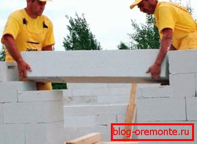 Пры стварэнні дамоў з гэтага матэрыялу можна выкарыстоўваць нават адмысловыя перамычкі і сябра элементы мантажу з яго ж Пры стварэнні дамоў з гэтага матэрыялу можна выкарыстоўваць нават адмысловыя перамычкі і сябра элементы мантажу з яго ж