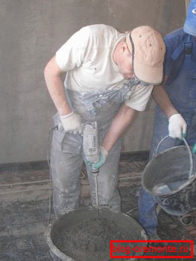 Пры стварэнні складу можна выкарыстоўваць толькі дрыль і спецыяльную насадку, адмовіўшыся ад вялікіх бетонамяшалак Пры стварэнні складу можна выкарыстоўваць толькі дрыль і спецыяльную насадку, адмовіўшыся ад вялікіх бетонамяшалак