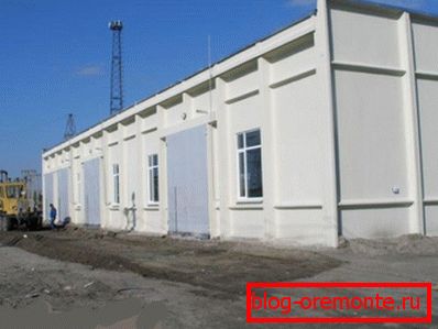 Прыклад будынка, у якім усё аконныя і дзвярныя праёмы стандарты