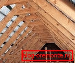 Простая, двухсхільны дах у працэсе мантажу Простая, двухсхільны дах у працэсе мантажу