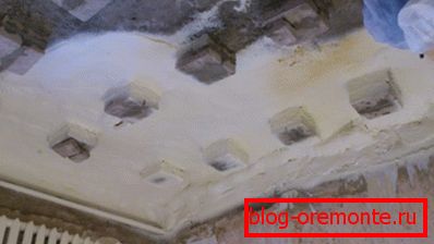 Праводзіць цеплаізаляцыю метадам напылення можна як на гарызантальных, так і на вертыкальных паверхнях Праводзіць цеплаізаляцыю метадам напылення можна як на гарызантальных, так і на вертыкальных паверхнях