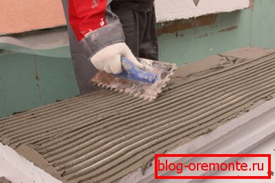 Праца зубчастым шпателем Праца зубчастым шпателем