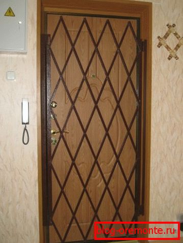 Рассоўныя кратаваныя дзверы