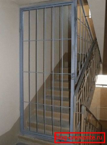 Рашотка на лесвічнай пляцоўцы Рашотка на лесвічнай пляцоўцы