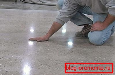 Шлифмашинка для бетону дазваляе не толькі выраўнаваць, але і ўмацаваць паверхню падлогі. Шлифмашинка для бетону дазваляе не толькі выраўнаваць, але і ўмацаваць паверхню падлогі.