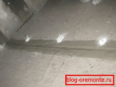 Шво ў сцяжцы, запоўнены герметыкам і закрыты цэментавым растворам Шво ў сцяжцы, запоўнены герметыкам і закрыты цэментавым растворам