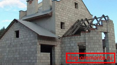 Пагадзіцеся, прыйдзецца добранька паспрабаваць, каб зрабіць фасад гэтага дома больш прывабным Пагадзіцеся, прыйдзецца добранька паспрабаваць, каб зрабіць фасад гэтага дома больш прывабным