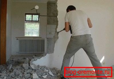 Спецыяльная насадка-лапатка лёгка «адломлівае» кавалкі бетоннай сцяны Спецыяльная насадка-лапатка лёгка «адломлівае» кавалкі бетоннай сцяны