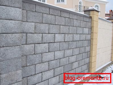 Своеасаблівы плот з керамзітабетонных блокаў Своеасаблівы плот з керамзітабетонных блокаў
