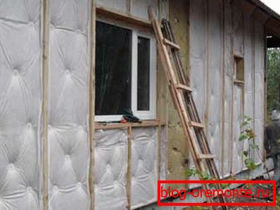 Так вырабляецца цеплаізаляцыя брусового дома.