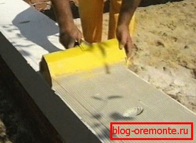 Тэхналогія мура газобетонных блокаў на клей- нанясенне раствора на паверхню Тэхналогія мура газобетонных блокаў на клей- нанясенне раствора на паверхню