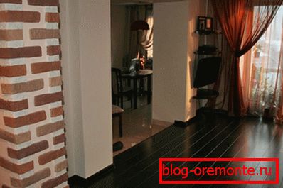 Цёмны ламінат у гасцінай зоне