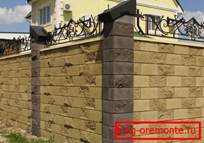 Цэльны плот з бетонных блокаў Цэльны плот з бетонных блокаў