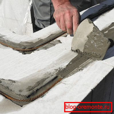 Ўкладваем на клей арматуру. Ўкладваем на клей арматуру.