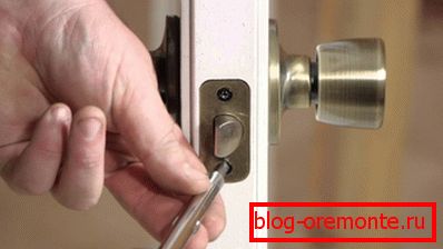 Ўстаноўка на дзверы ручкі з зашчапку Ўстаноўка на дзверы ручкі з зашчапку