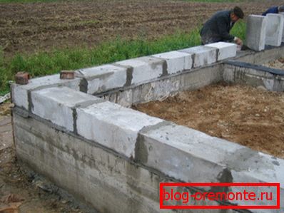 Ўстаноўка першага шэрагу з пеноблока на бетонны істужачны падмурак Ўстаноўка першага шэрагу з пеноблока на бетонны істужачны падмурак
