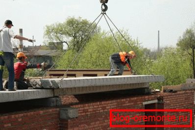 Ўстаноўка пліты перакрыцця пры дапамозе пад'ёмнага крана Ўстаноўка пліты перакрыцця пры дапамозе пад'ёмнага крана