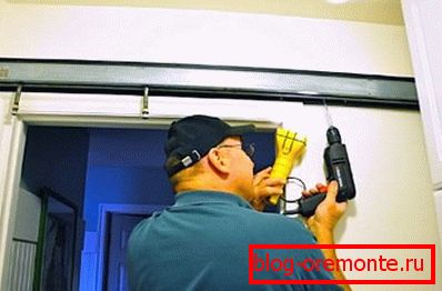 ўстаноўка рассоўных міжпакаёвых дзвярэй сваімі рукамі відэа