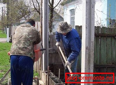 Ўстаноўка слупоў з пазамі для бетонных пліт Ўстаноўка слупоў з пазамі для бетонных пліт