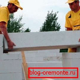 Ўстаноўка ў праём: калі ёсць моцны памочнік, то можна і без крана!