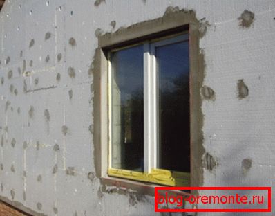 Уцяпленне з пенаполістырол не заўсёды падыходзіць для такога будынка, але калі ў ім рабіць невялікія паветраныя зазоры, то і яно зможа цалкам задаволіць патрэбы канструкцыі ў правільным цеплаабмене