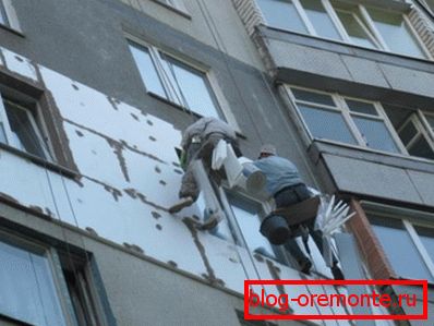 Уцяпленне кватэры шматпавярховага жылога дома з прыцягненнем прамысловых альпіністаў. Уцяпленне кватэры шматпавярховага жылога дома з прыцягненнем прамысловых альпіністаў.