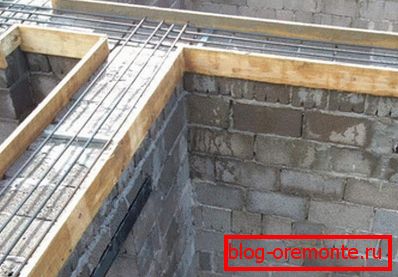 У канцы заліваюць армопояс. У канцы заліваюць армопояс.