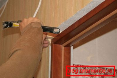 Ўбіваем клін паміж скрынкай і сцяной