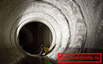 Ўнутры жалезабетоннага каналізацыйнага калектара.