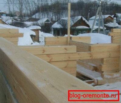 Узвядзенне брусовой пабудовы.