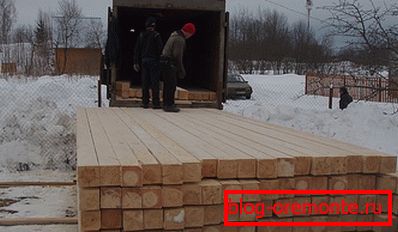 Выгрузка хваёвых брусаў: занятак не для слабакоў Выгрузка хваёвых брусаў: занятак не для слабакоў