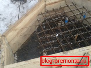 Закладка грэе драты ў апалубку Закладка грэе драты ў апалубку