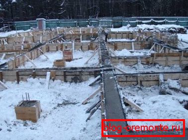 Заліванне падмурка ў зімовы час Заліванне падмурка ў зімовы час