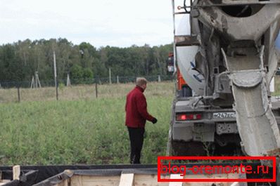 Заліванне істужачнага падмурка. Заліванне істужачнага падмурка.