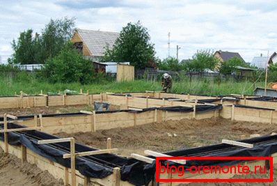 Загадзя выкладзеная плёнка пасля паслужыць выдатнай гідраізаляцыяй ніжняй часткі падмурка